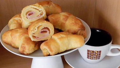 Rohlíčky plněné ementálem a schwarzwaldskou šunkou