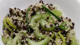 Salát z beluga čočky a kuskusu