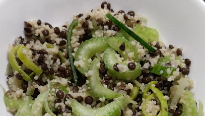 Salát z beluga čočky a kuskusu