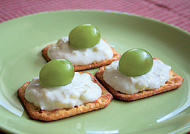 Slané krekry se sýrovou pomazánkou a hroznovým vínem