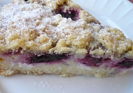 Sypaná tvarohová buchta s ovocem II (Z polovičního množství, pečeno v koláčové formě. Do tvarohové náplně přidáno vejce.)