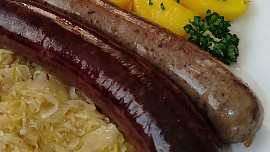 Jitrnice s kysaným zelím a bramborem