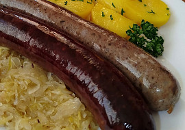 Jitrnice s kysaným zelím a bramborem