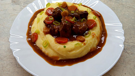 Hovězí kližka na červeném víně a kořenové zelenině