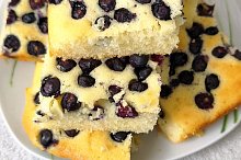 Hrnečková litá buchta s borůvkami