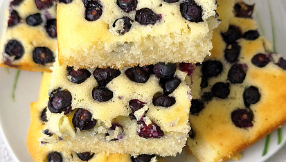 Hrnečková litá borůvková buchta na plech, Hrnečková litá buchta s borůvkami