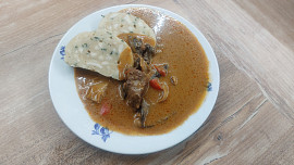 Kančí na paprice se sušenými houbami