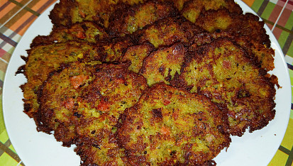 Křupavé bramboráčky s uzeninou a nivou