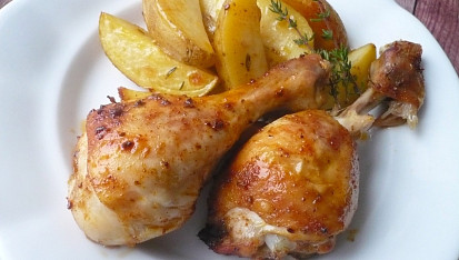 Kuřecí paličky na tymiánových bramborách, Pečeno v jedné vrstvě v remosce.