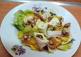 Ledový salát s pomerančem a modrým sýrem (Tentokrát se salátovými srdíčky.)