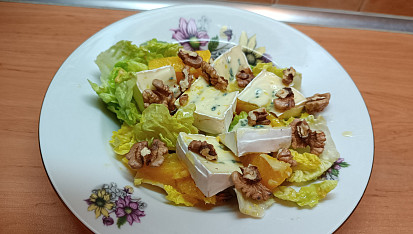 Ledový salát s pomerančem a modrým sýrem, Tentokrát se salátovými srdíčky.