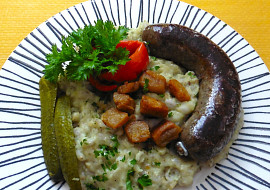 Nastavovaná kaše s opečenou jitrničkou