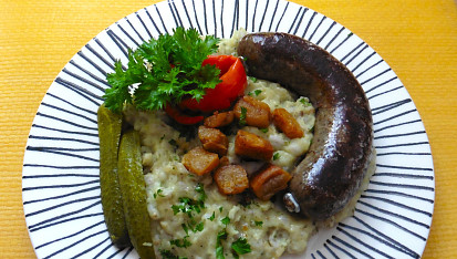 Nastavovaná kaše s opečenou jitrničkou