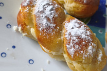 U já je včera zkusila. Těsto ok,ale podle mého názoru špatně uvedené množství mléka. Na dva pudinky ano,ale na tři je to moc málo,pudink hodně hustý a krém takto je jako lepidlo.