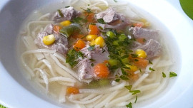 Polévka z vepřových kostí nebo odřezků s domácími nudlemi