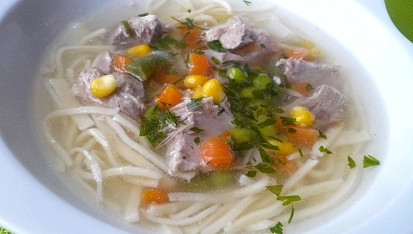 Polévka z vepřových kostí nebo odřezků s domácími nudlemi