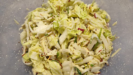 Salát z pekingského zelí se zakysanou smetanou