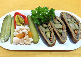 Závin z bramborového těsta plněný prejtem a růžičkovou kapustou