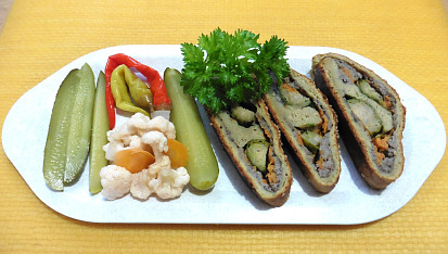 Závin z bramborového těsta plněný prejtem a růžičkovou kapustou