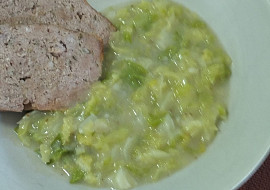 Dušená kapusta na slanině (U nás bez slaniny, obyčajne s kúskom mäsa, sekanou a pod.)