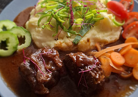 Hovězí klížka na víně