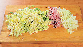 Kapustová polévka s opečenou žemlí