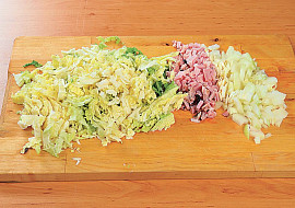 Kapustová polévka s opečenou žemlí