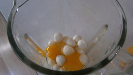 Mozzarellové placky s medvědím česnekem