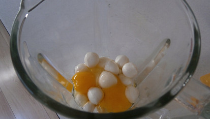 Mozzarellové placky s medvědím česnekem