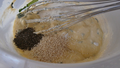 Mozzarellové placky s medvědím česnekem