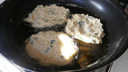 Mozzarellové placky s medvědím česnekem