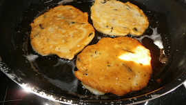 Mozzarellové placky s medvědím česnekem