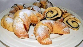 Rohlíčky s povidly a kakaem