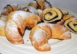 Rohlíčky s povidly a kakaem