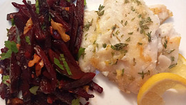 Teplý salát z červené řepy s rybou