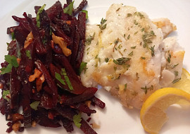 Teplý salát z červené řepy s rybou