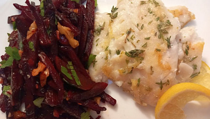 Teplý salát z červené řepy s rybou