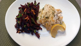 Teplý salát z červené řepy s rybou