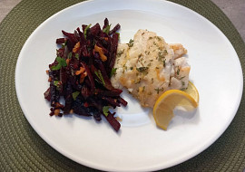 Teplý salát z červené řepy s rybou