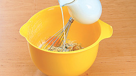 Vepřové medailonky v nivovém těstíčku se šťouchanými brambory