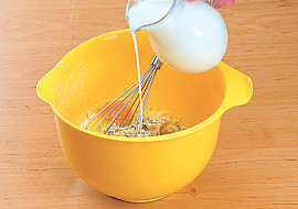 Vepřové medailonky v nivovém těstíčku se šťouchanými brambory