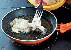 Vepřové medailonky v nivovém těstíčku se šťouchanými brambory