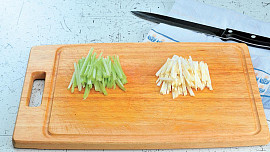 Celerový salát s uzeným lososem