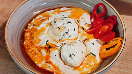 Çılbır (turecké vejce s jogurtem)