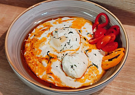 Çılbır (turecké vejce s jogurtem)