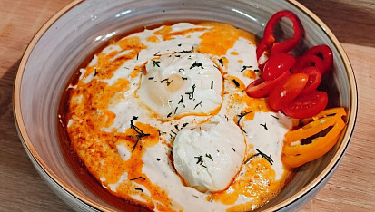 Çılbır (turecké vejce s jogurtem)