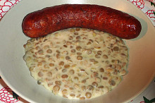 U nás obyčajne s volským okom alebo klobásou.