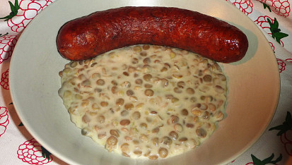 Čočka na kyselo se smetanou, U nás obyčajne s volským okom alebo klobásou.