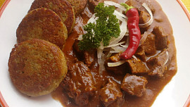 Hovězí guláš s uzenou paprikou