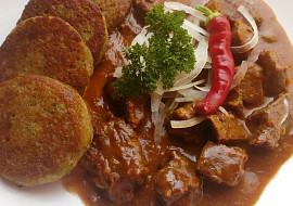 Hovězí guláš s uzenou paprikou